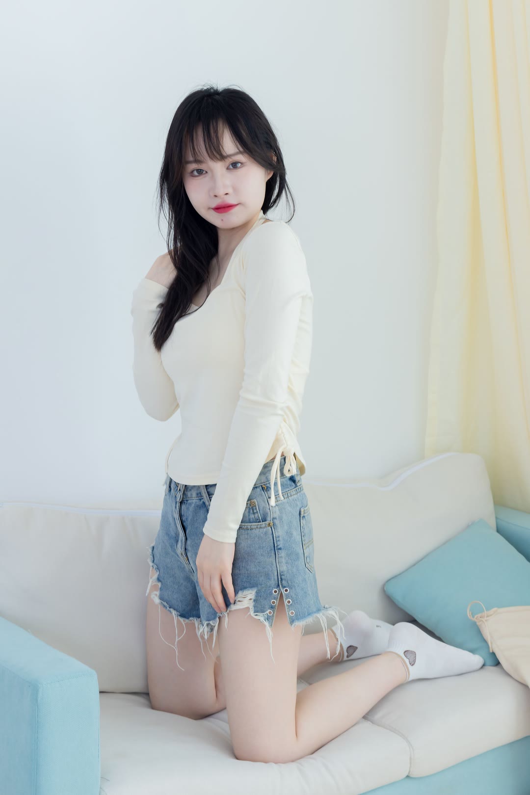  https://v.kuaishou.com/KrkkGQzt牛仔短裤 白袜子