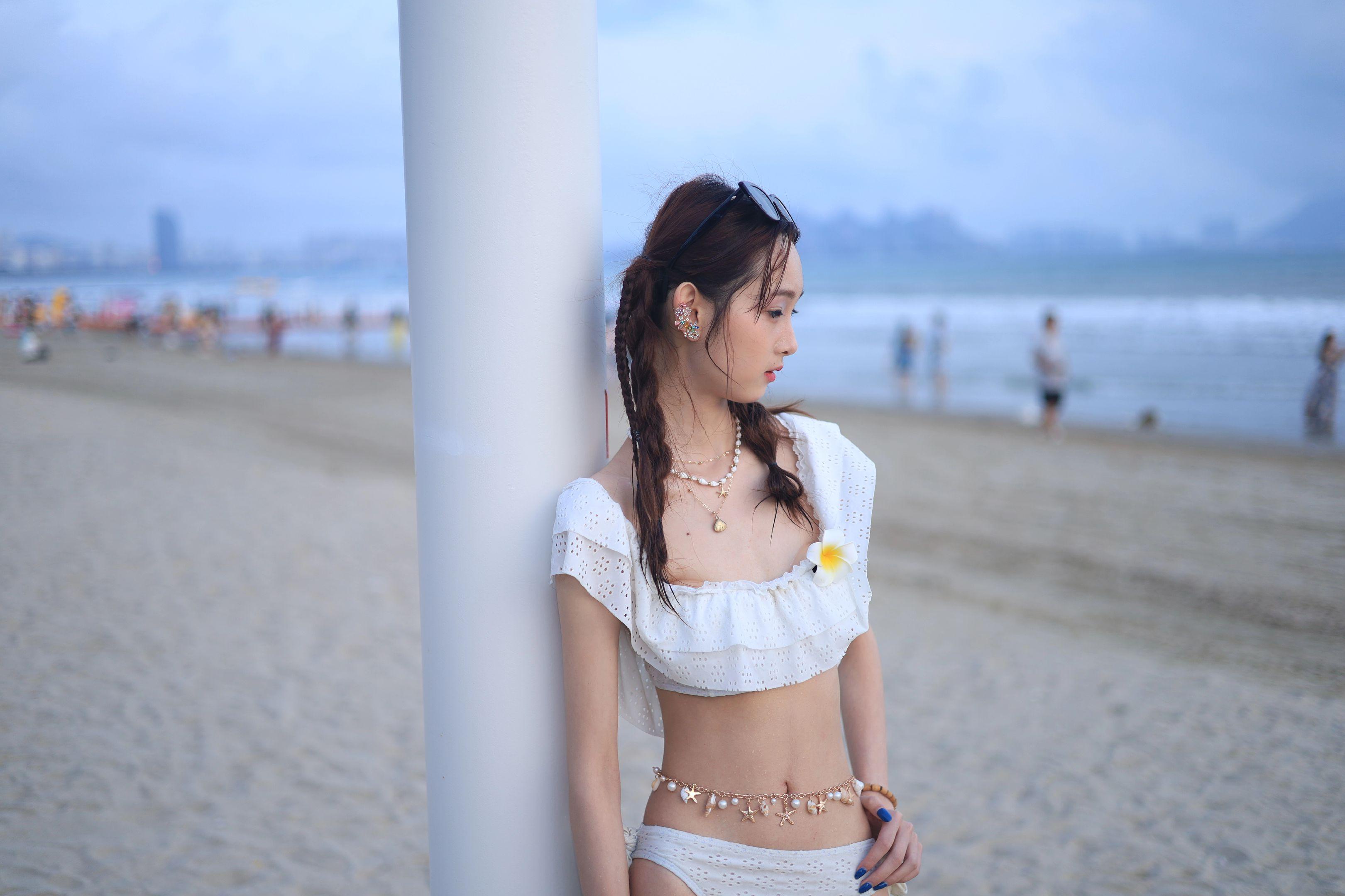 美女沙滩比基尼穿搭